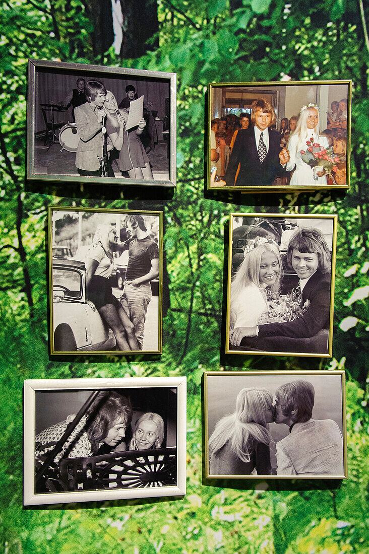 Alte Fotos von Bandmitgliedern im Abba Museum , Stockholm, Schweden