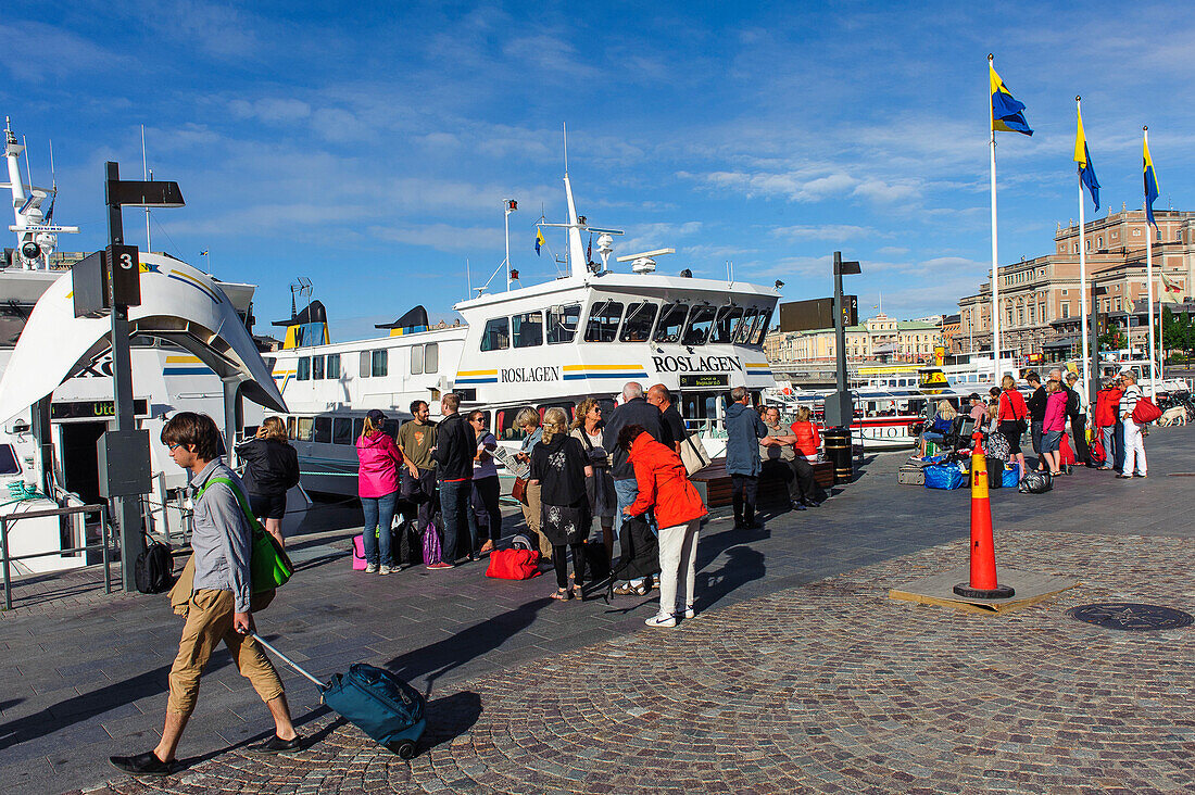 Menschen steigen von Bord eines Ausflugsdampfers  in Stockholm , Stockholm, Schweden