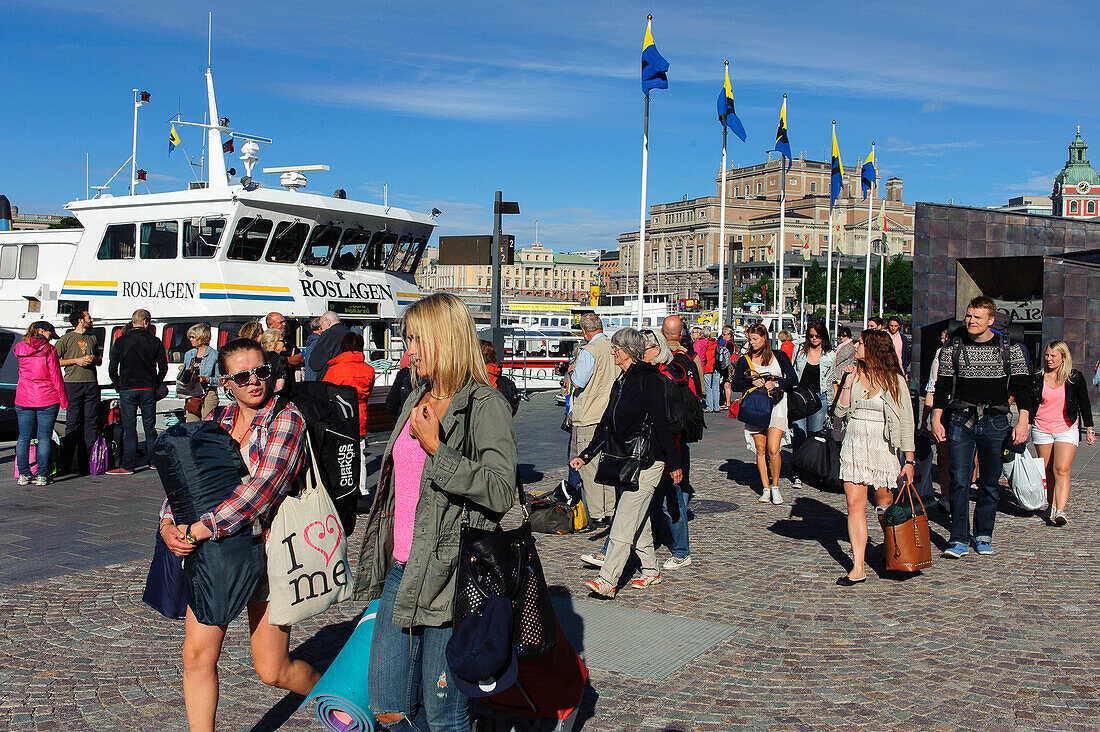 Menschen steigen von Bord eines Ausflugsdampfers  in Stockholm , Stockholm, Schweden