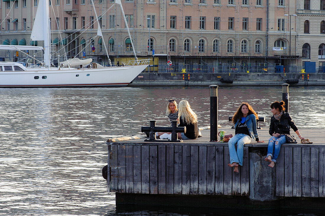 Mensche geniesen den Abend am Strandvaegen , Stockholm, Schweden