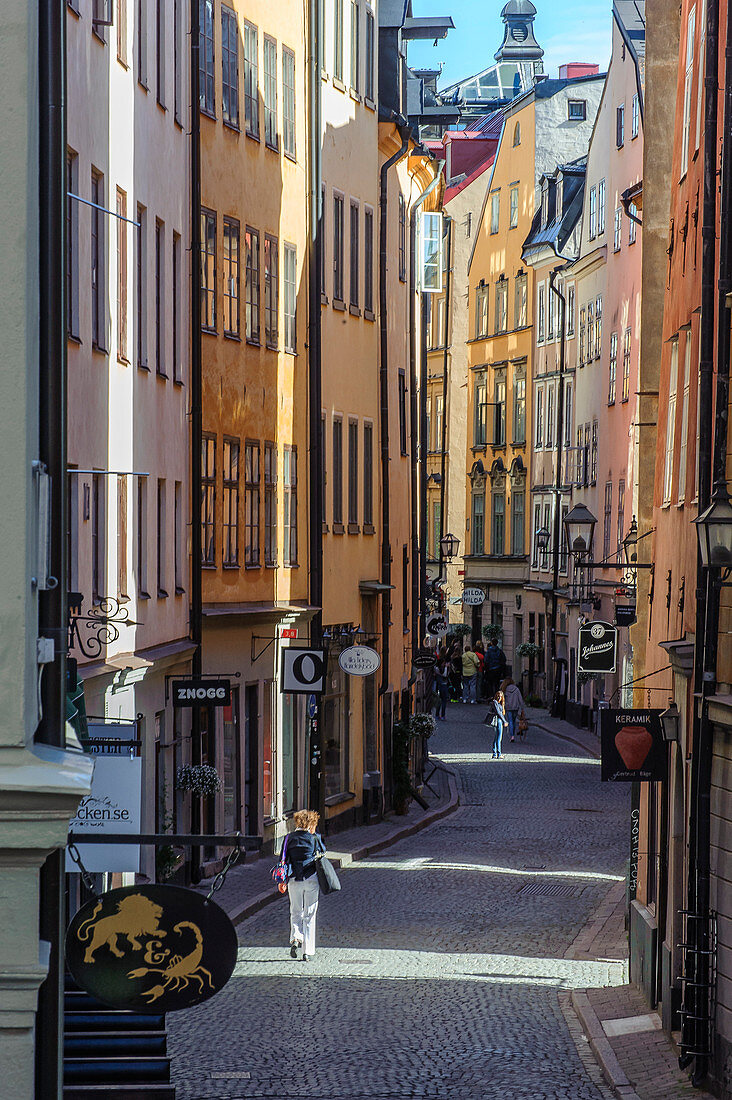 Fußgängerin in den Gasser der Altstadt Gamla Stan , Stockholm, Schweden
