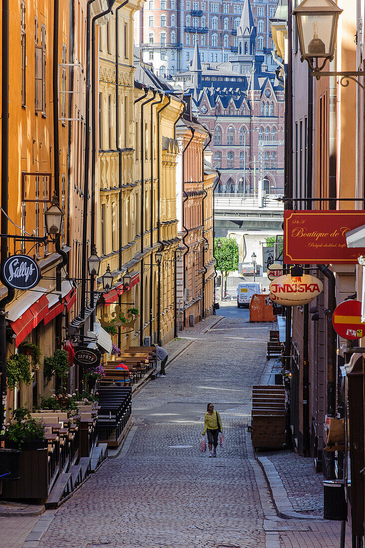 Frau mit Einkaufstüten in den Gasser der Altstadt Gamla Stan , Stockholm, Schweden