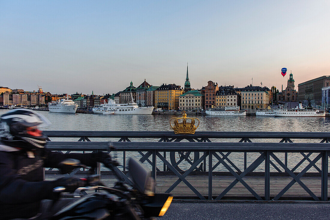 Motorrad auf der  Skeppsholmsbron mit Krone auf dem Geländer auf die Altstadt , Stockholm, Schweden