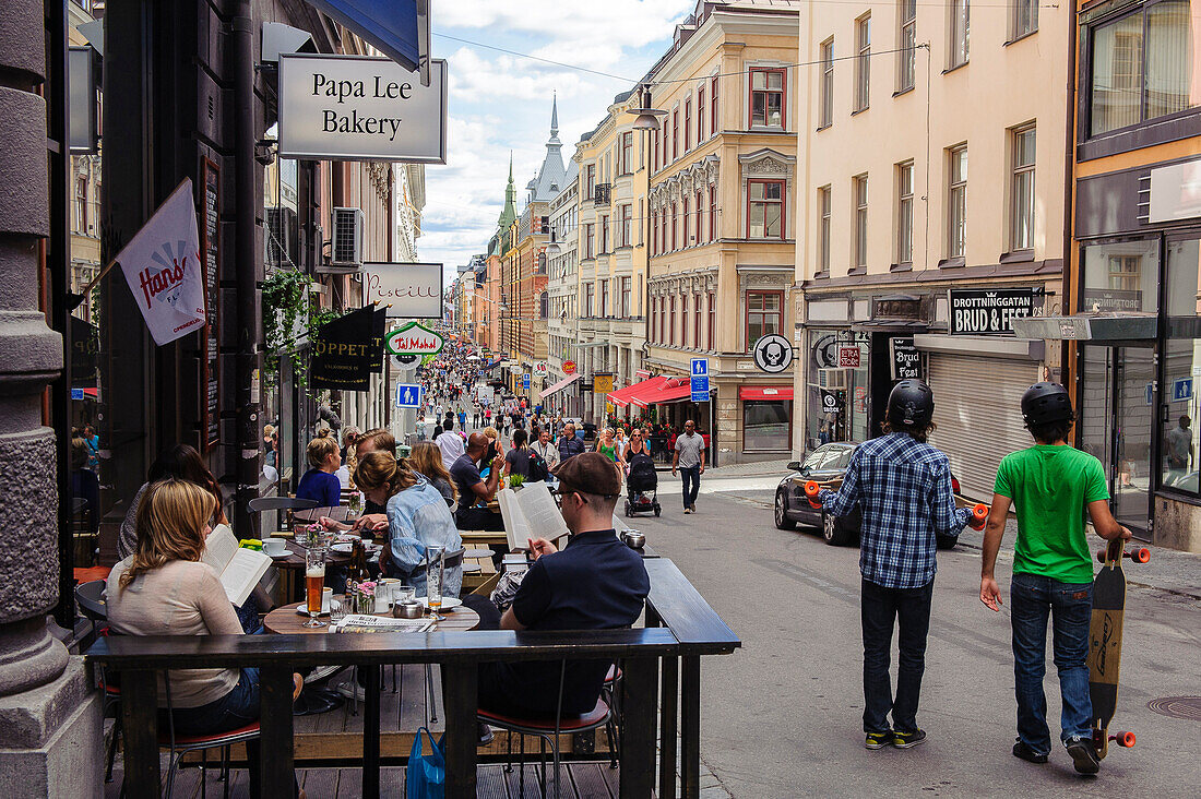 Café auf der Einkaufsstrasse Drottninggatan , Stockholm, Schweden