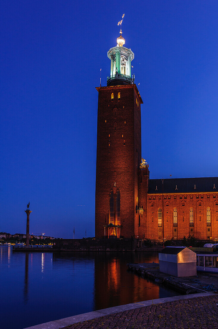 Stadshuset Rathaus mit Rathausturm in der blauen Stunden. , Stockholm, Schweden