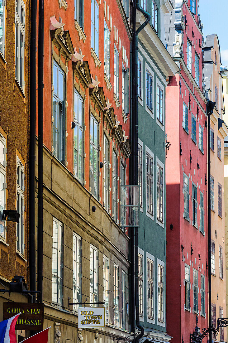 blauer Himmel spiegelt sich in Fenstern in Gassen der Altstadt Gamla Stan , Stockholm, Schweden