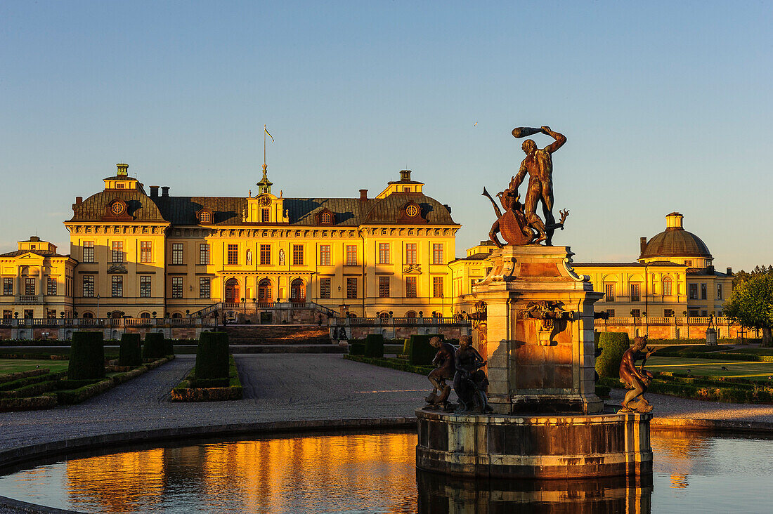 Schloss Drottningholm mit Springbrunnen , Stockholm, Schweden