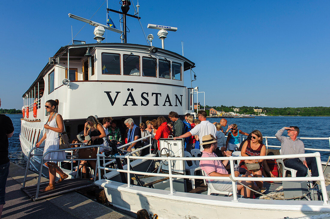 Ausflugdampfer mit Touristen in Vaxholm , Stockholm, Schweden