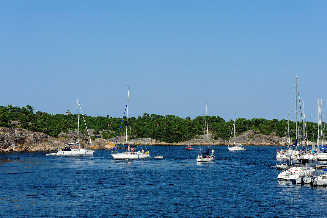 Jachthafen auf der beliebte Ausflugsinsel Sandhamn , Stockholm, Schweden