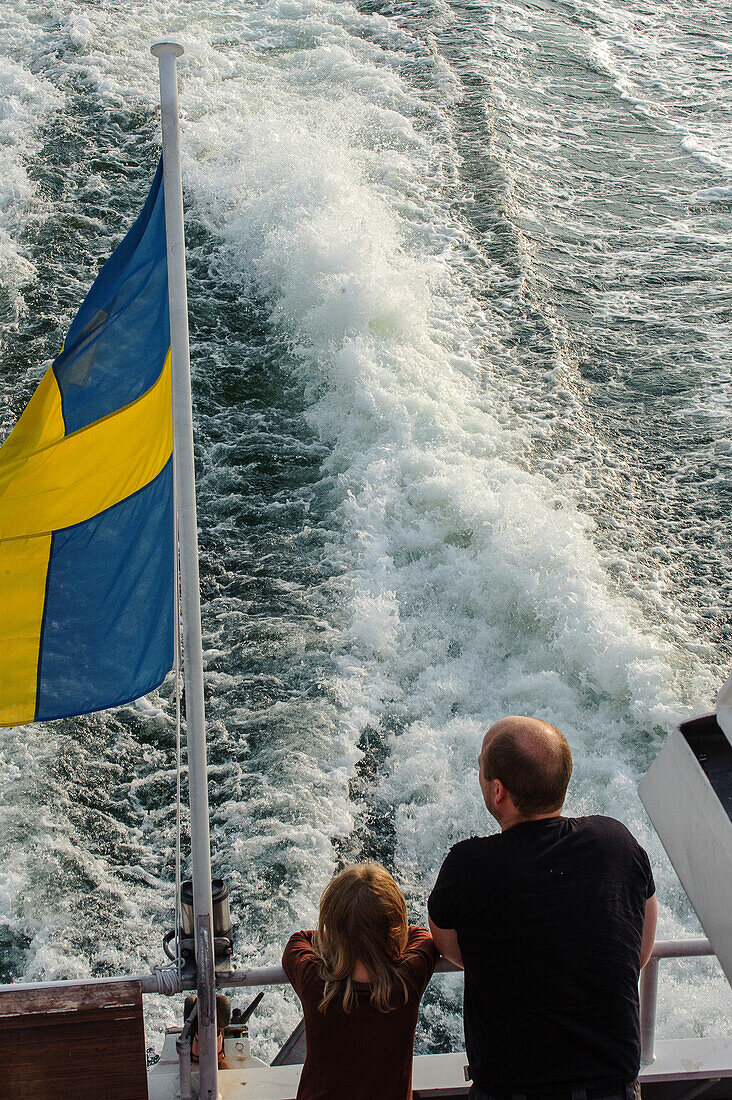 Vater mit Tochter fahren zu einer Schaereninsel , Stockholm, Schweden