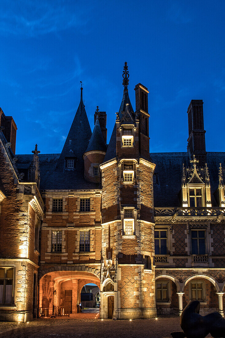 the south facade at night seen from the main courtyard, chateau de maintenon (28), france