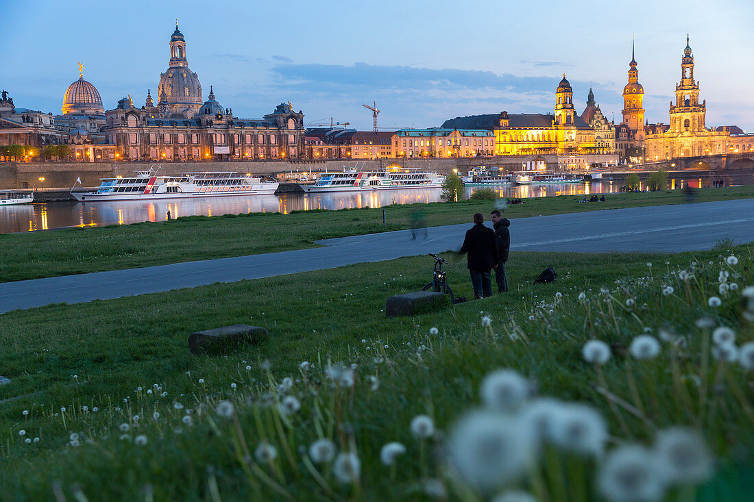 Spaziergang am Elbufer, Stadtpanorama, Skyline, Panorama, Altstadt, Canaletto-Blick über die Elbe auf Brühlsche Terrasse, Dampfschiff, Dampfschiffe, Anlegestelle, Residenzschloss, Hausmannsturm, Hofkriche, Albertbrücke, Dresden, Sachsen, Deutschland, Euro