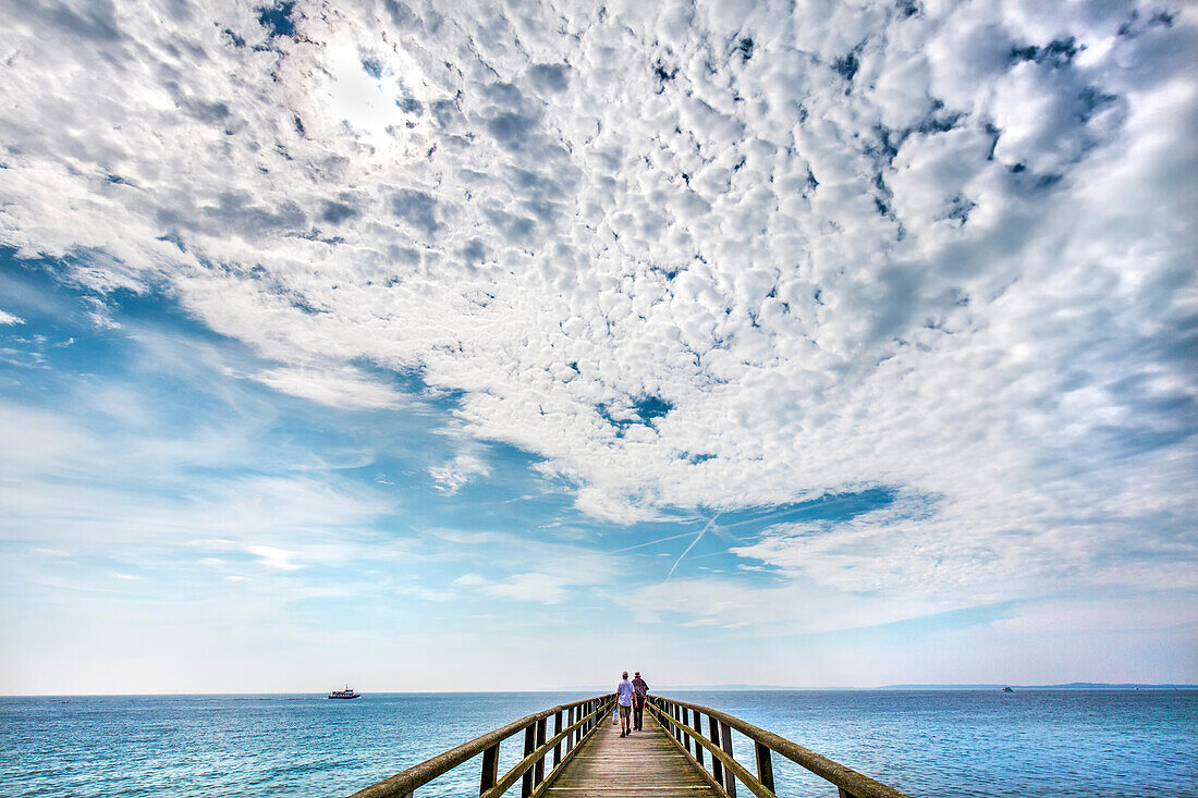 Blick von der Seebrücke auf das Meer, Sassnitz, Jasmund, Rügen, Mecklenburg-Vorpommern, Deutschland