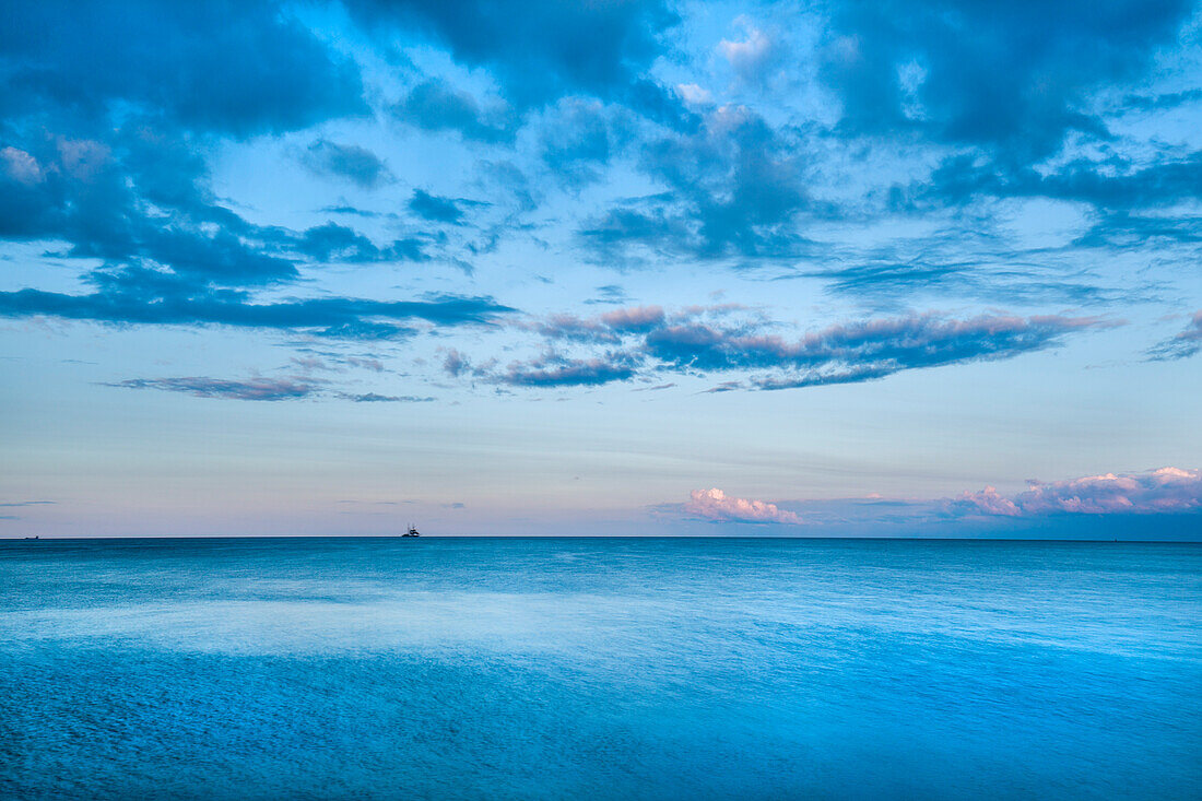 Blick auf das Meer, Sassnitz, Jasmund, Rügen, Mecklenburg-Vorpommern, Deutschland