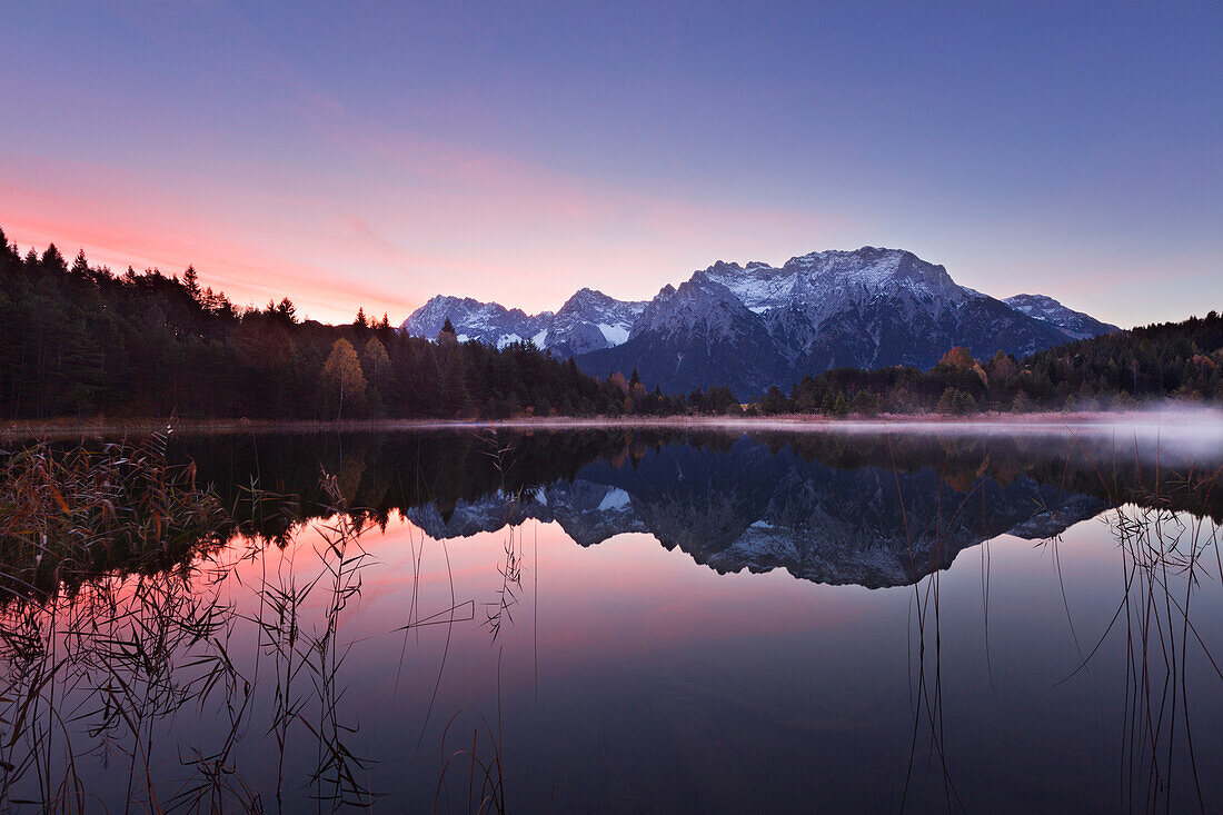 Luttensee, Blick zum Karwendel, bei Mittenwald, Werdenfelser Land, Bayern, Deutschland