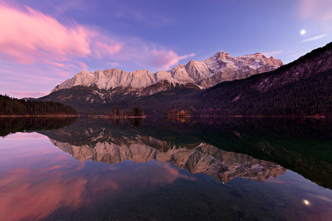 Zugspitzmassiv spiegelt sich im Eibsee, Werdenfelser Land, Bayern, Deutschland