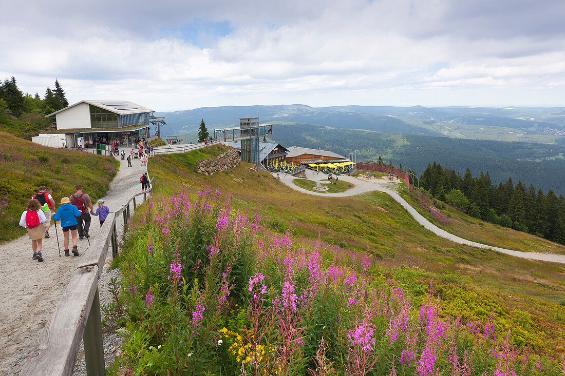Wanderer auf dem Weg zur Gipfelstation der Arber-Bergbahn, Arberschutzhaus und Eisensteiner Hütte, Großer Arber, Bayrischer Wald, Bayern, Deutschland