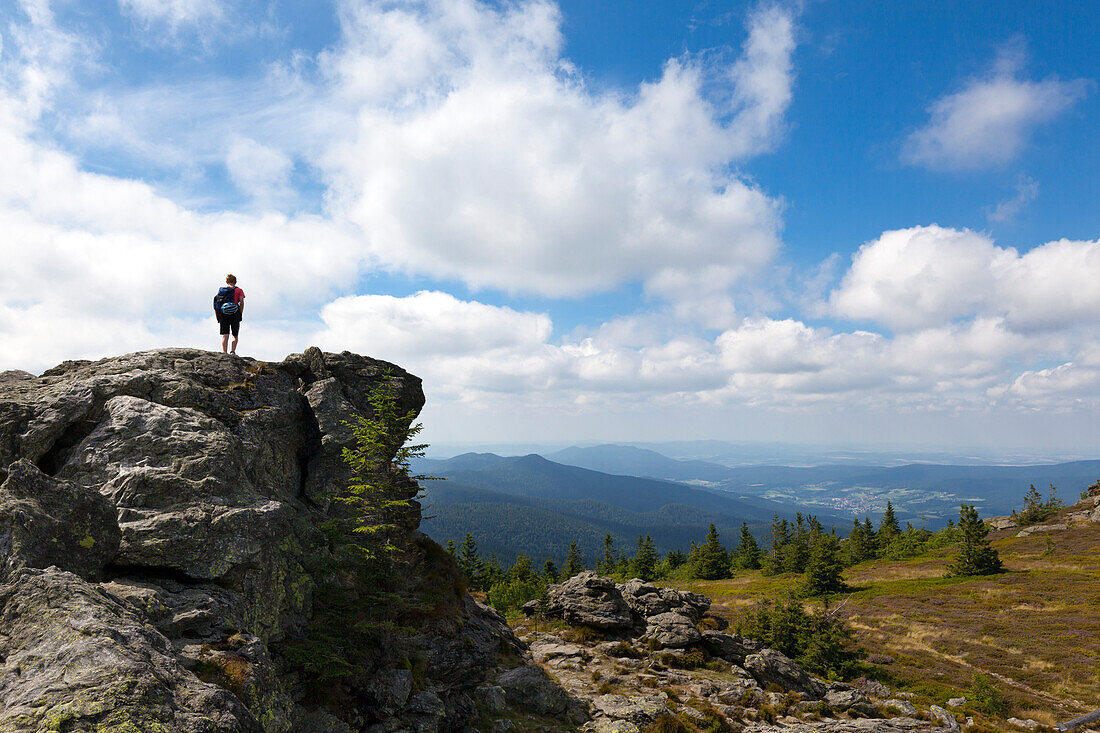 Wanderer auf dem Richard-Wagner-Kopf, Blick vom Großen Arber über den Lamer Winkel, Bayrischer Wald, Bayern, Deutschland