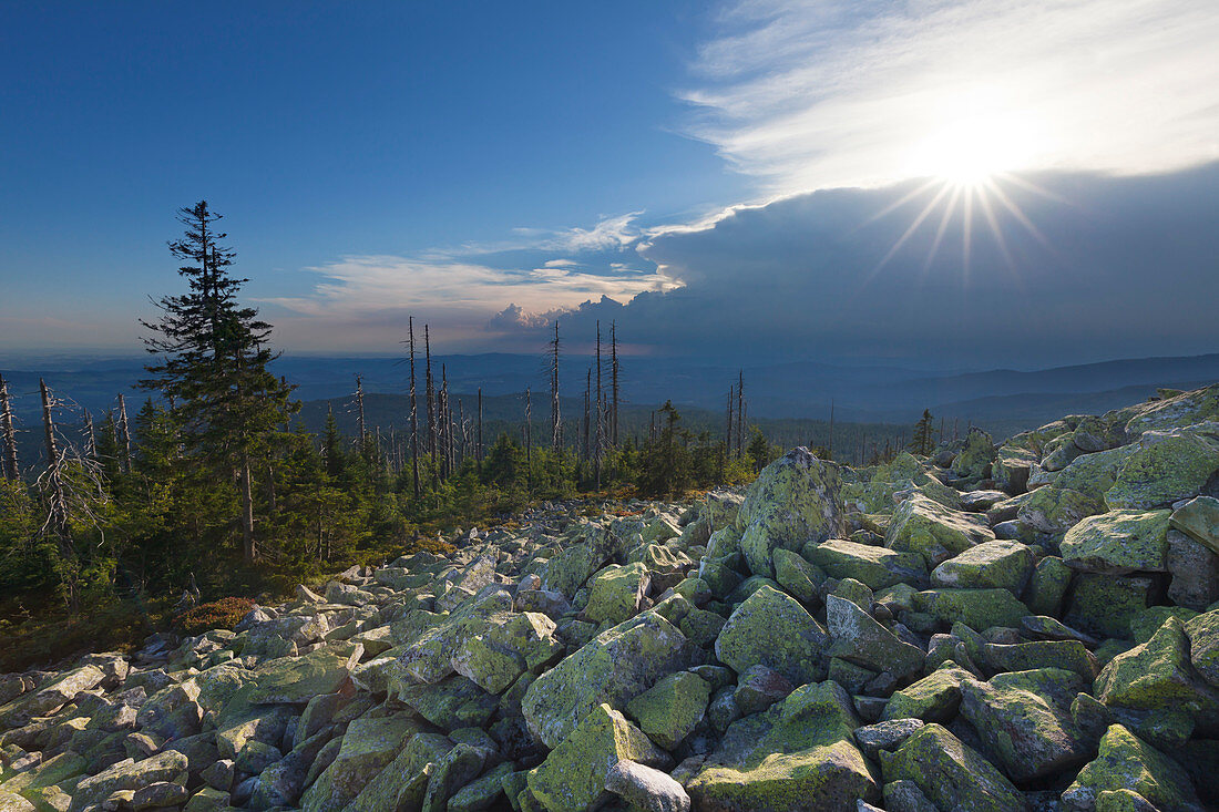 Gewitterwolken über dem Granit-Blockmeer am Gipfel des Lusen, Bayrischer Wald, Bayern, Deutschland