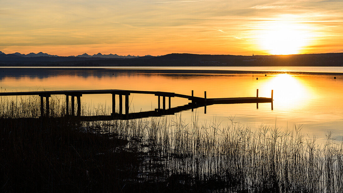 Steg bei Sonnenuntergang im orangenen Licht, Ammersee, Bayern, Deutschland