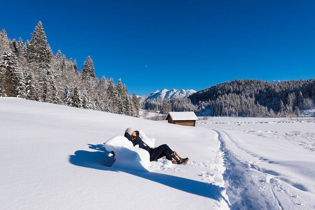 Pause nach einem Schneespaziergang im  frischen Neuschnee bei Gerold, Bayern, Deutschland
