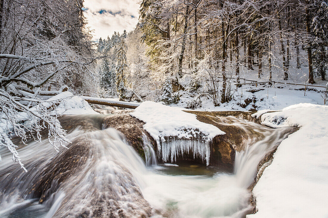 Gefrorener Wasserfall im Eistobel bei Isny, Allgäu, Deutschland