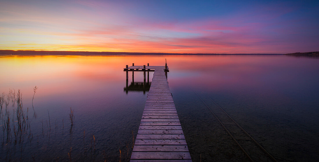 Steg am Ammersee bei Sonnenuntergang, Bayern, Deutschland