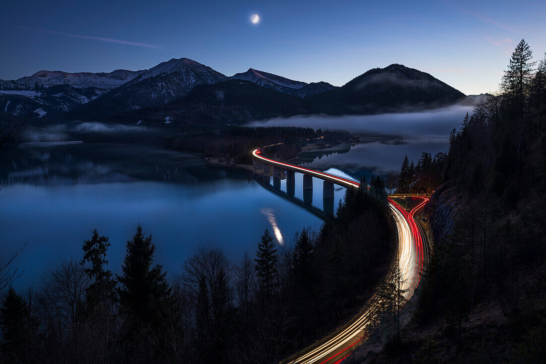Lichtspuren der Fahrzeuge an der Faller-Klamm-Brücke über den Sylvensteinspeicher bei Nacht, Lenggries, Bayern, Deutschland