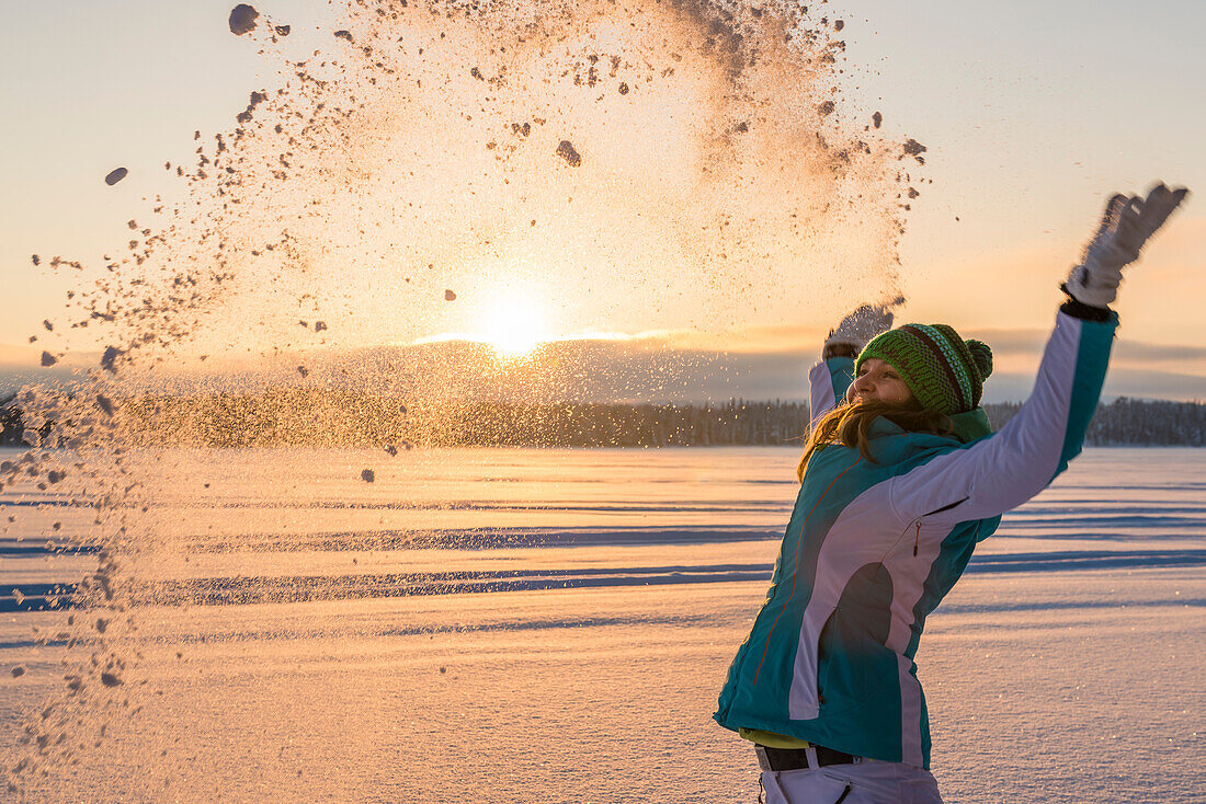 Spaß im Schnee auf einem zugefrorenem See bei Pyhä im Pyhä-Luosta National Park,  Finnland