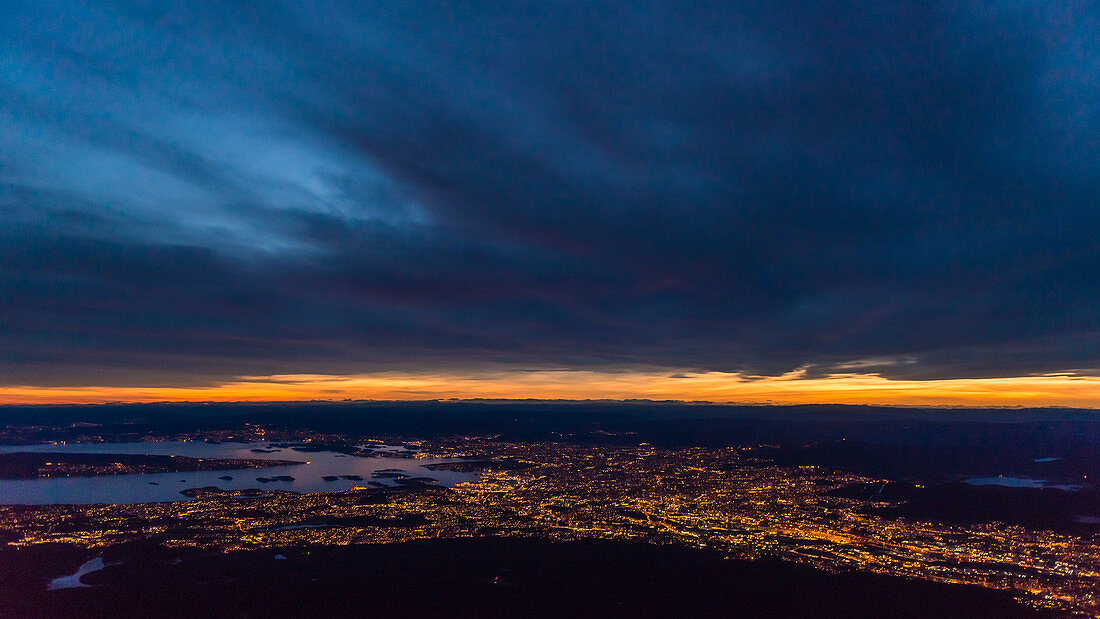 Luftbild der Stadt Oslo bei Sonnenuntergang, Oslo, Norwegen
