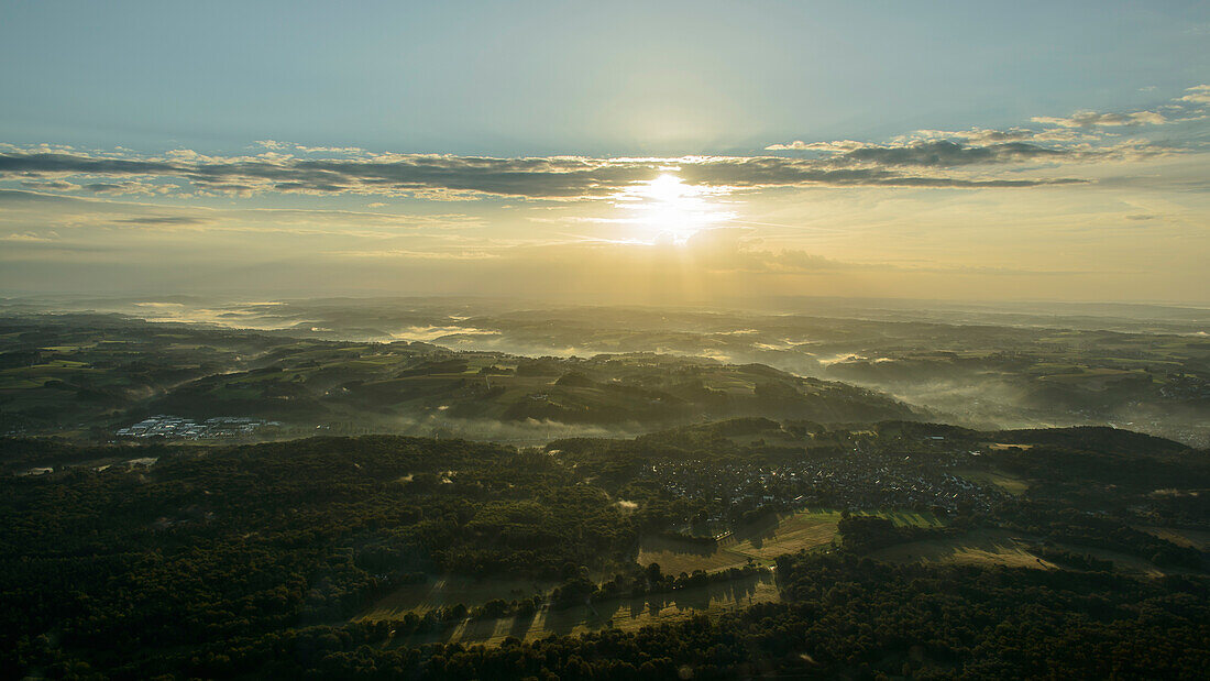 Der Nebel in den Tälern löst sich bei Sonnenaufgang langsam auf, östlich von Düsseldorf, Nordrhein-Westfalen, Deutschland