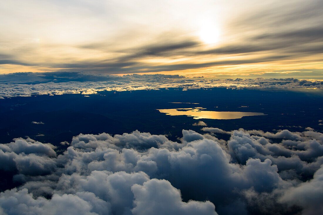 Der Chiemsee reflektiert das goldene Licht des Sonnenuntergangs, Luftaufnahme, Bayern, Deutschland