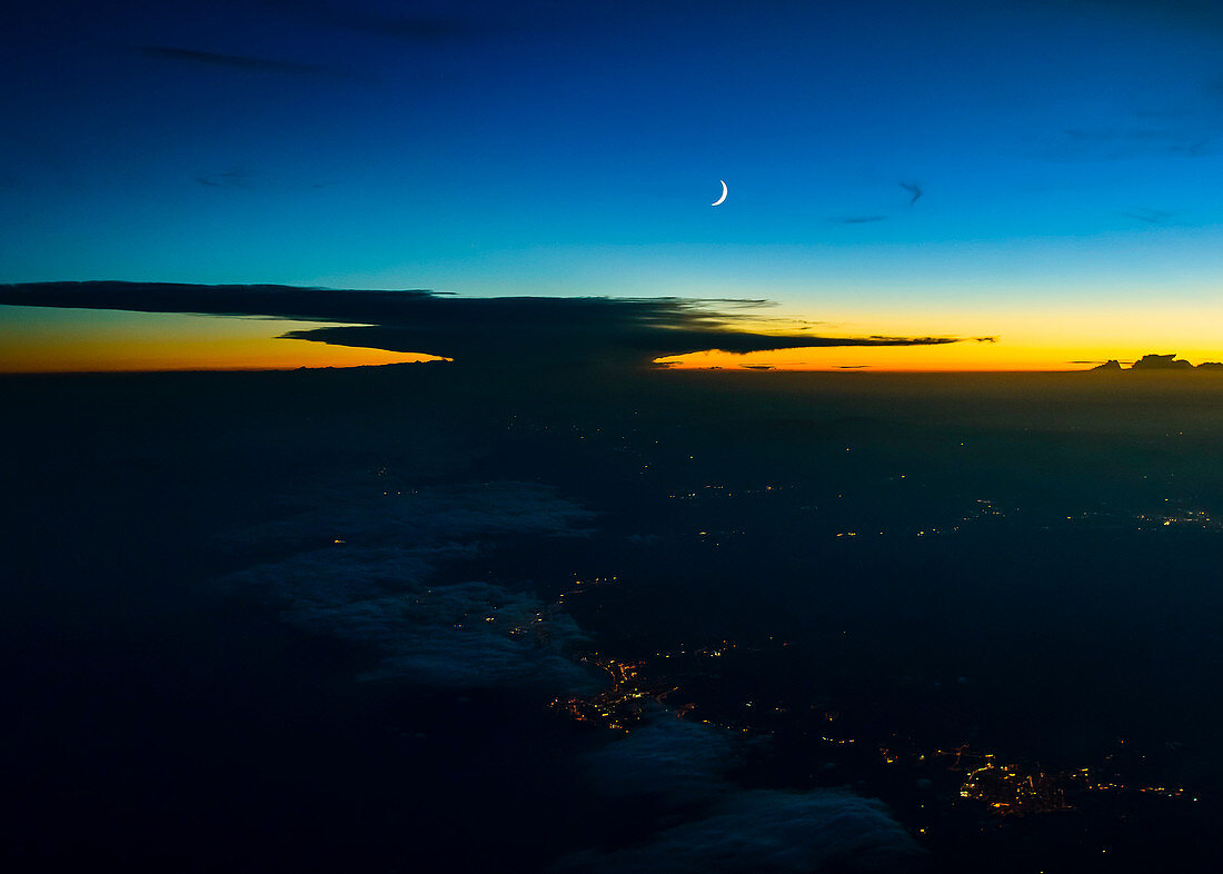 Der Mond über den Wolken eines Gewitters kurz nach Sonnenuntergang, Luftaufnahme, Frankreich