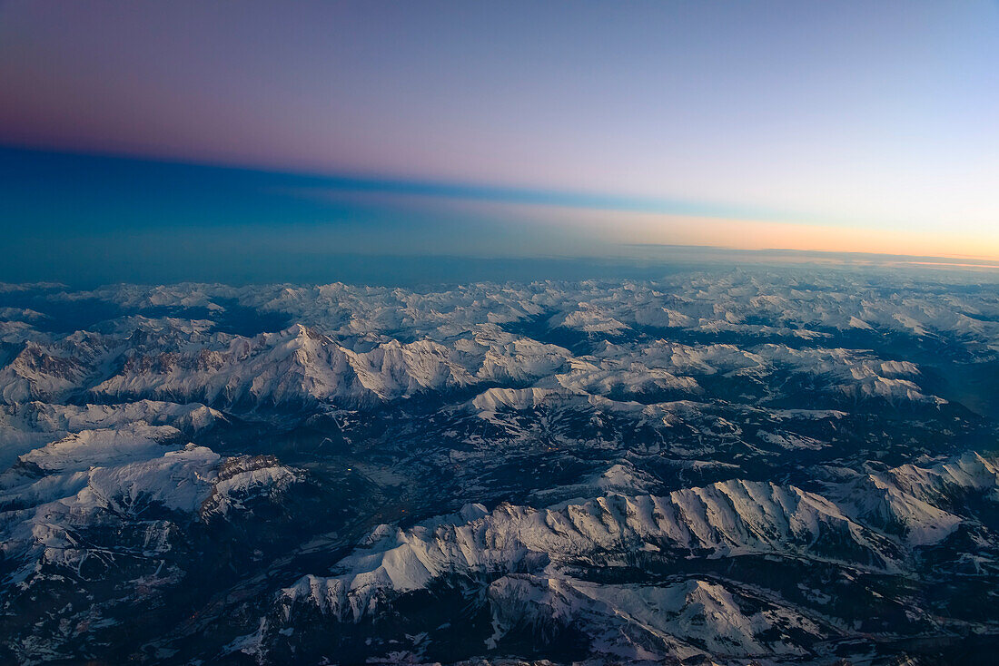Luftaufnahme der Mont Blanc Region zur blauen Stunde, Charmonix, Frankreich