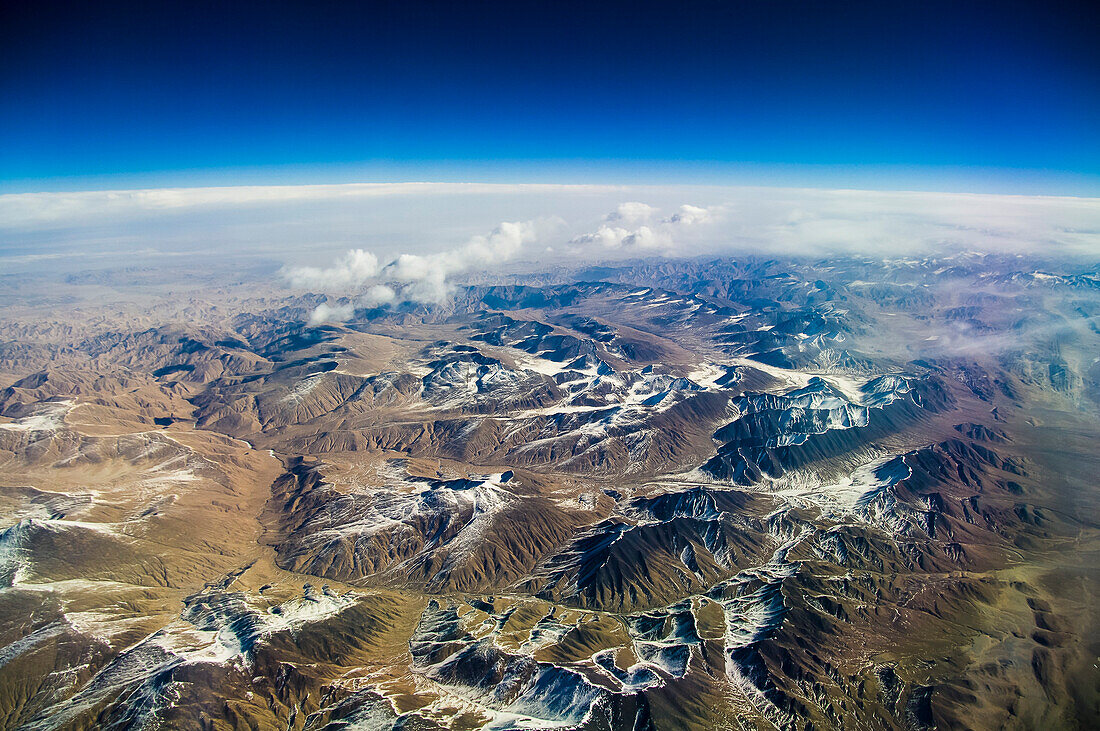 Erster Schnee auf den schwarzen Bergen in Kirgisien