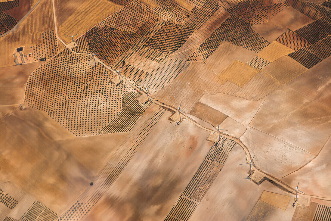 Luftaufnahme von Plantagen und Windkrafträdern auf einer Hochebene in Zypern, Griechenland