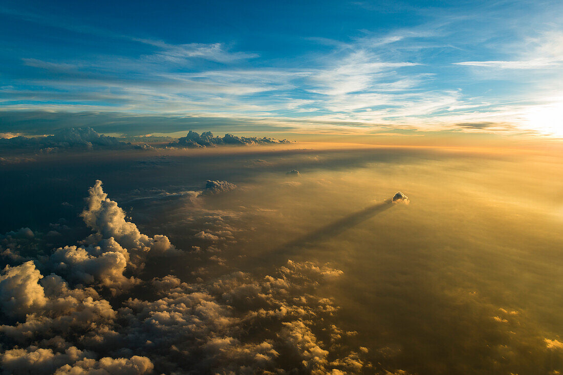Luftbild einer einzelnen Wolke mit langem Schatten im Sonnenuntergang