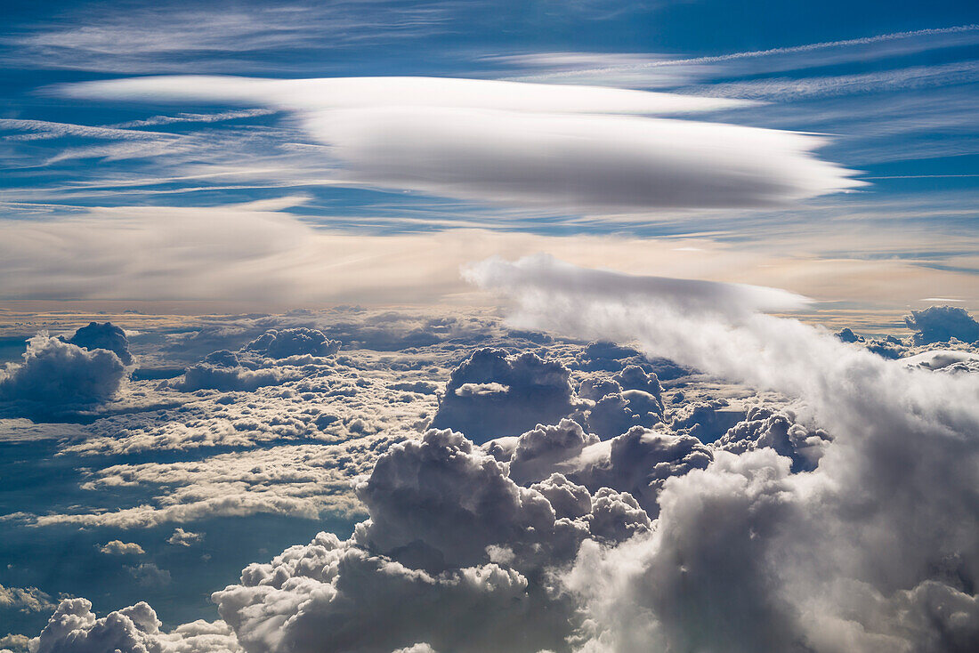 Luftbild einer Lenticularis Wolke in großer Höhe