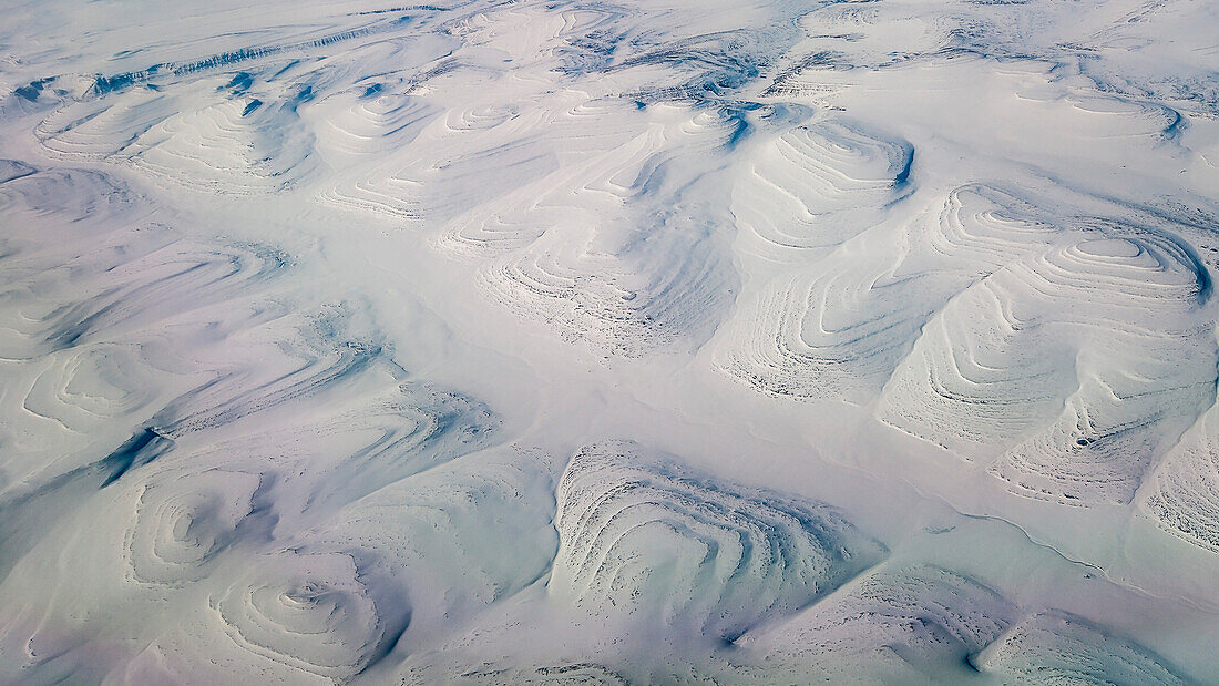 Schneebedekte Terrassen in einer Hügellandschaft in Sibirien