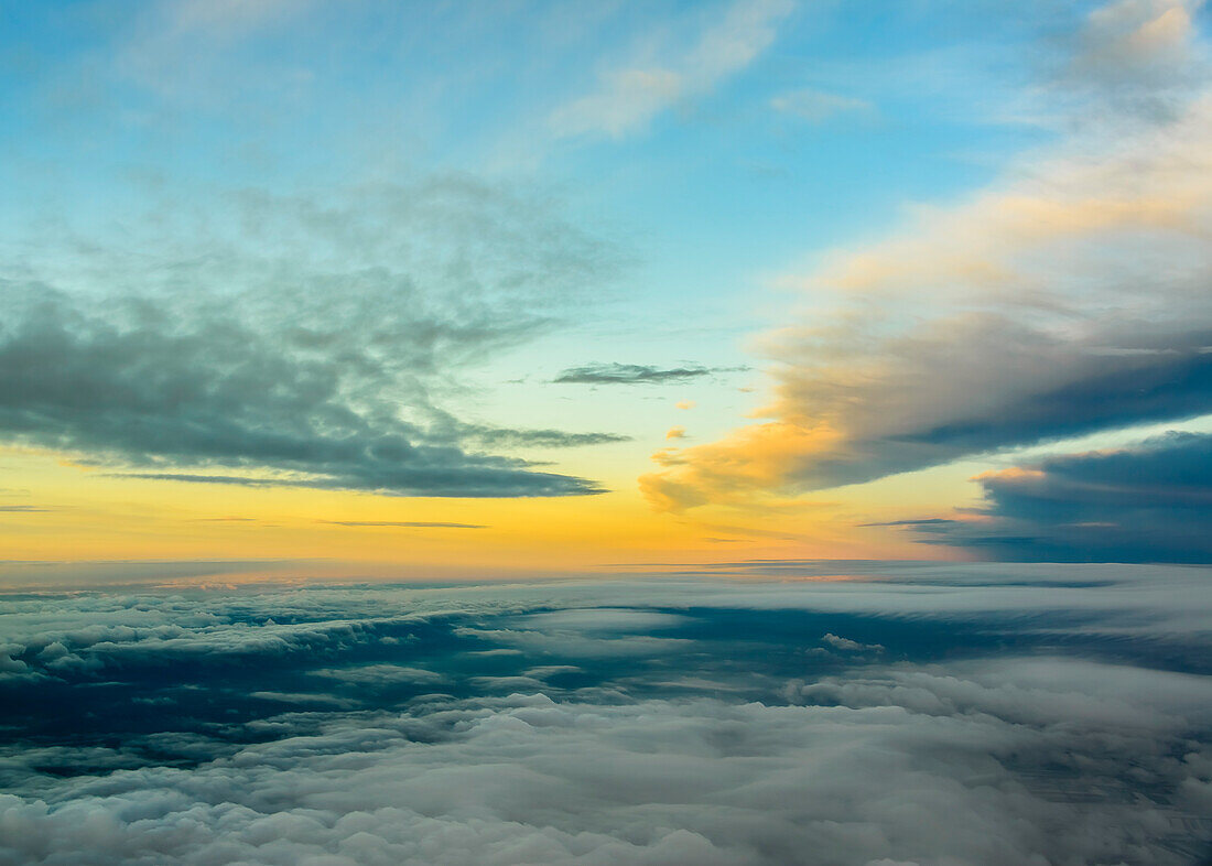 Sonnenuntergang zwischen zwei Wolkenschichten