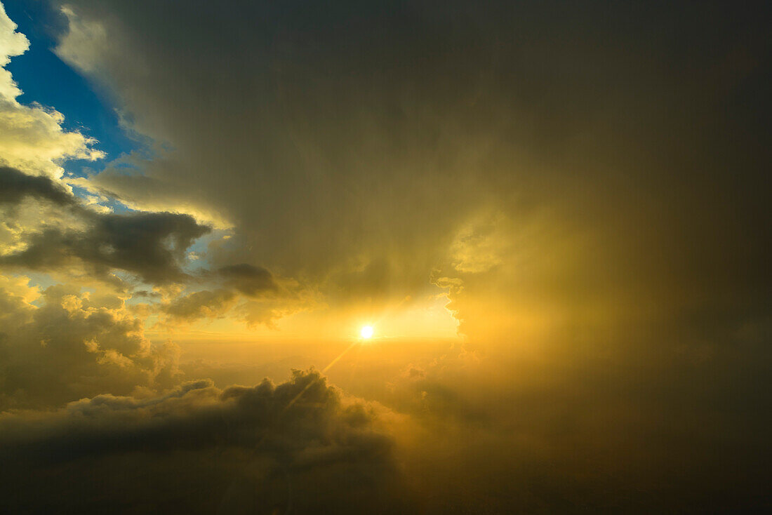 Luftaufnahme im Steigflug neben einer zerfallenen Gewitterwolke im Gegenlicht, Ingolstadt, Bayern, Deutschland