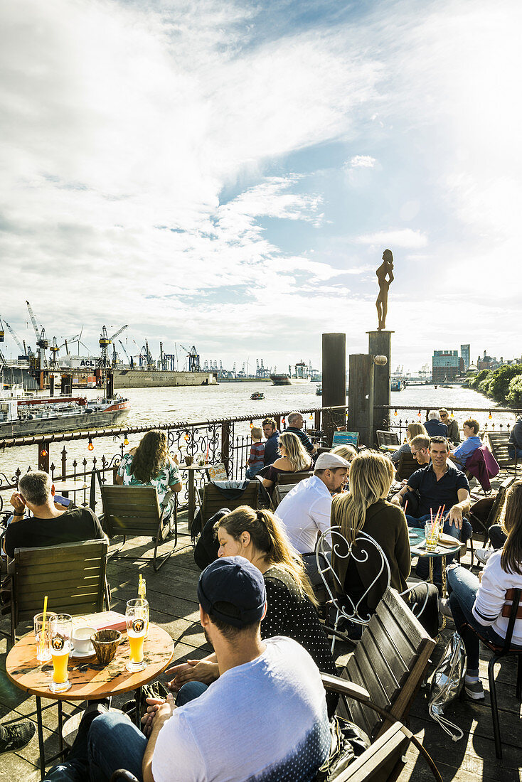 Beach Club Strand Pauli, an den Landungsbrücken, St Pauli, Hamburger Hafen, Hamburg, Deutschland