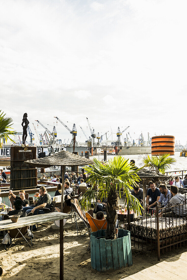 Beach Club Strand Pauli, an den Landungsbrücken, St Pauli, Hamburger Hafen, Hamburg, Deutschland