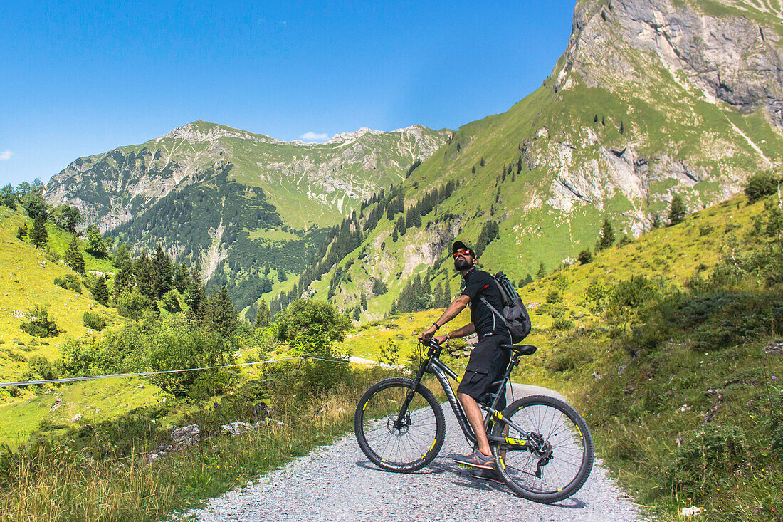 Bergpanorama, Allgäu, Radfahren, Mountainbike, Radtour, Bergtour, Käser Alp, Wanderer, Berglandschaft, Gipfel, Wanderurlaub, Natur, Wanderwege, Oberallgäu, Alpen, Bayern, Oberstdorf, Deutschland, Alpine Radwege