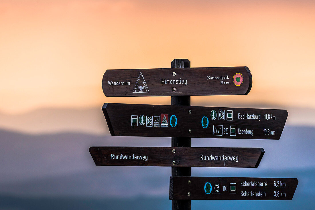 Harz, Saxony-Anhalt, mountain, climatic health resort, winter sports resort, recreation area, family vacation, hiking, landscape, sunset, dusk, signpost, signage, information signs, scouting, Germany