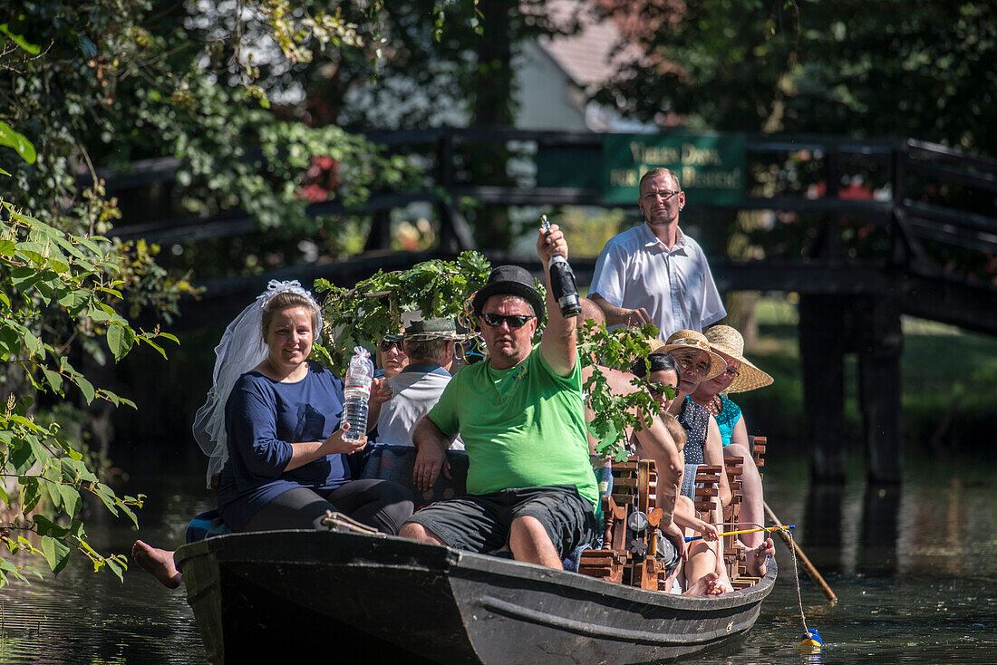 Biosphärenreservat Spreewald, Unterspreewald, Brandenburg, Deutschland, Wasserwandern, Kajaktouren, Naherholungsgebiet, Familienurlaub, Familienausflug, Paddeln, Wildnis, Flusslandschaft, Kahn, Kahnfahrt, Kahnfahrer, Fährmann, Hochzeit, Hochzeitsausflug m