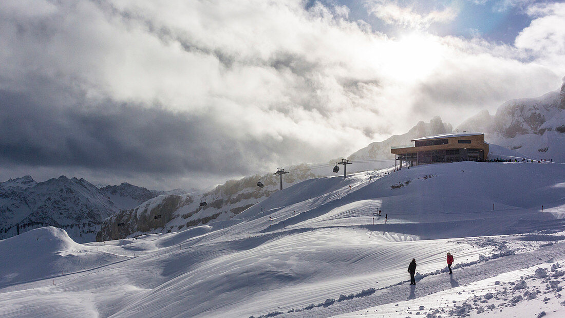 Deutschland, Österreich, Alpen, Kleinwalsertal, Ifen, Winterlandschaft, Winterurlaub, Wintersport, Skifahren, Skilift, Gipfel, Bergpanorama