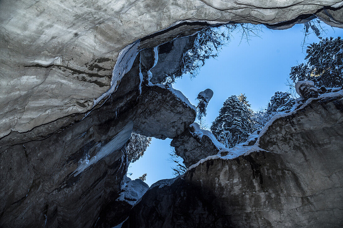 Deutschland, Bayern, Alpen, Oberallgäu, Oberstdorf, Winterlandschaft, Winterurlaub, Wandern, Winterwanderweg, Breichtachklamm im Schnee, Breitach, Eis, Frost, Eiskristalle, Felsen, Schlucht