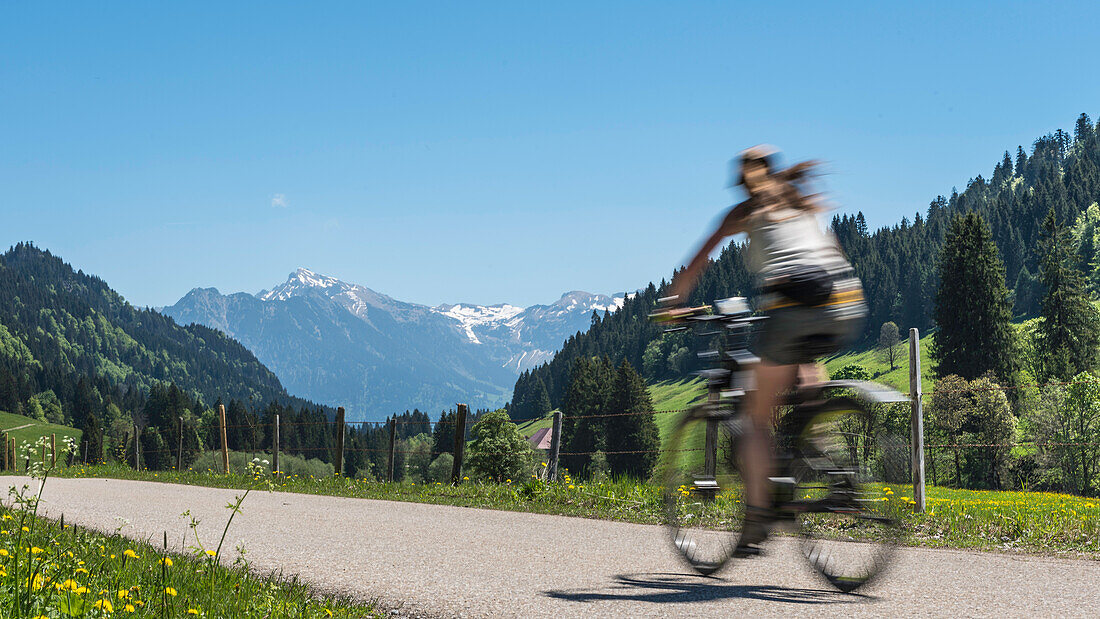 Deutschland, Bayern, Alpen, Oberallgäu, Oberstdorf, Rohrmoos, Sommerlandschaft, Sommerurlaub, Radfahrer, Mountainbiking in den Bergen, Bergpanorama