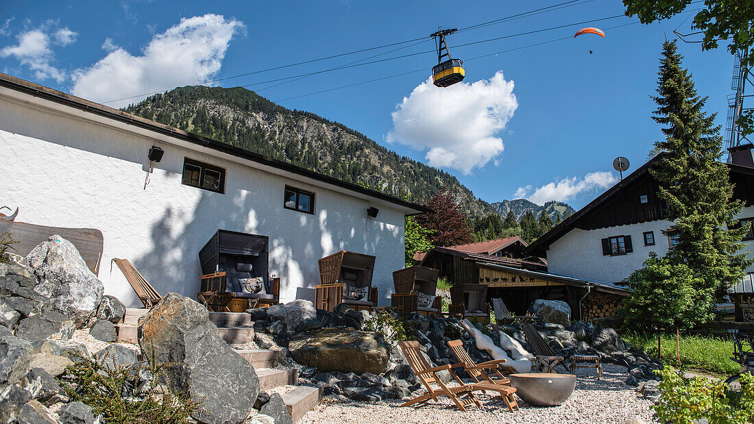 Deutschland, Bayern, Alpen, Oberallgäu, Oberstdorf, Sommerurlaub, Relaxen, Einkehren, Gastronomie, Nebelhornbahn im Hintergrund, Wandern